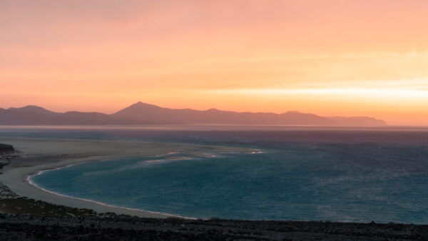 Fototapeten Ein ruhiger Horizont bei Sonnenuntergang