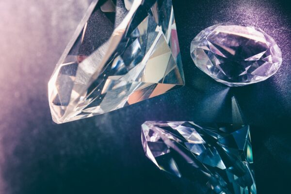 Fototapeten Diamanten auf violettem Hintergrund